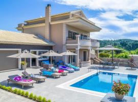 Luxury Villa Matzourana by PosarelliVillas, hôtel avec parking à Gardeládes