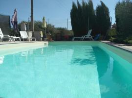 Golden Villa, Residenza di Campagna โรงแรมที่มีสระว่ายน้ำในซัสซารี