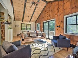 Sleek Cabin with Deck, 8 Miles to Mount Snow and Hikes, hotell i Wilmington