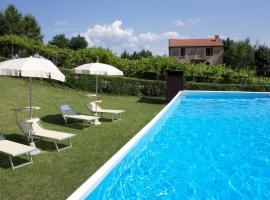 Belvilla by OYO Apartment in Sassoleone with Pool, semesterboende i Fontanelice