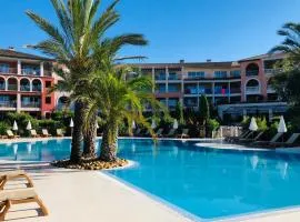 Appartement de standing face à la baie de St-Tropez, vue mer, jardin et piscine.