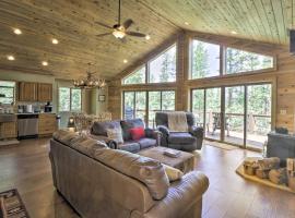Spacious Cabin with Views and Deck Near Jefferson Lake, παραθεριστική κατοικία σε Jefferson