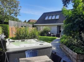 Holiday Home de witte raaf with garden and hottub, cottage in Noordwijk aan Zee