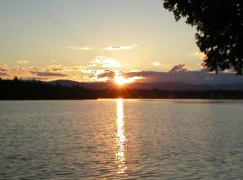 Le Chalet Relax du Lac St-Tite، فندق بالقرب من Park Sentier des Caps de Charlevoix، Saint-Tite-des-Caps