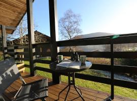 Cosy Modern Nordic Lodge w/ Loch View & Log Burner, holiday home in Lochearnhead