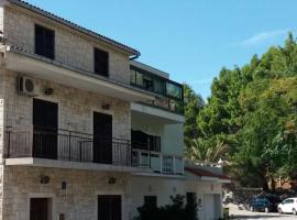 Dvokrevetna soba s balkonom i kuhinjom, kemp v Podgoře