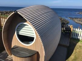 Door to the Shore - Seafront Cottages，Sandhaven的山林小屋