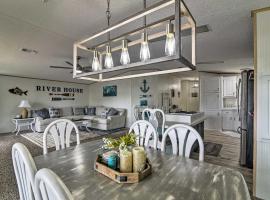 Retreat on the River with Boat Dock, Porch, and Grill!, hotell sihtkohas Homosassa