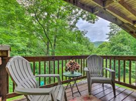 Mountain-View Maggie Valley Home with 2 Decks!, hotel med parkering i Waynesville