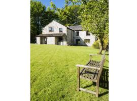 Foxlow Coach House, family hotel in Buxton