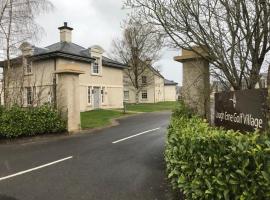 Gate lodge at Lough Erne Golf Village, hotel i Ballycassidy