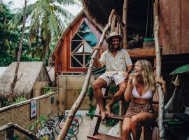 Gili Treehouses - Design Private Pool Villas، فندق في غيلي تراوانغان