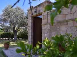 Seaside "Stone & Light Villa" close to Aegina City, מלון עם ג׳קוזי בKhlóï