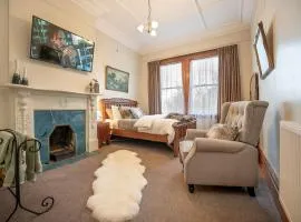 The Fern & Thistle Luxury Accommodation- Drinks, Hotpool, Sauna