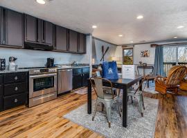 Lake Front King Suite: Full Kitchen-Lakefront Deck- Shared Hot Tub, apartment in Hollister