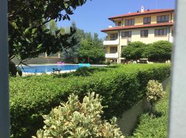SunnySeasons Apartment with swimming pool view, hotel in Byala