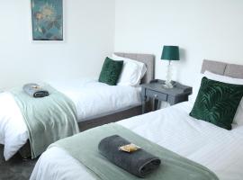 Ideal Lodgings in Bury - Whitefield, feriebolig i Bury