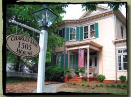 Charles Bass House Bed & Breakfast – hotel w pobliżu miejsca Perras Creek Wildlife Management Area w mieście South Boston