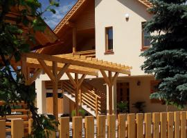 Family Panzio es Apartman Hazak, vacation rental in Lipót