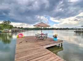 Eatonton Home with Dock and Lake Sinclair Views!, vacation home in Eatonton
