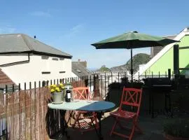 Seaview Grade II Listed Cottage with large Sun Terrace 'The Old Eclectick'