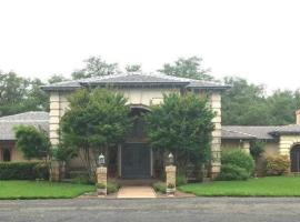 Live Oaks Bed and Breakfast, hotel with pools in Uvalde