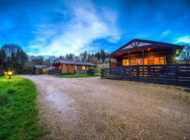 New Forest Lodges, hotel in Cranborne