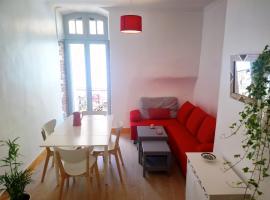 Joli duplex avec balcon et vue sur place du centre historique !, Hotel in Foix