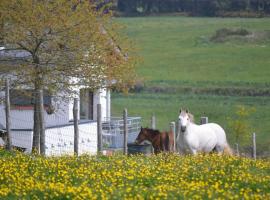 Gîtes & Tiny houses Les Hauts de Toulvern，巴當巴登高爾夫球場附近的飯店