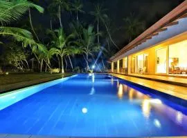 Arhimser Villa-superb 4 bedroom beachfront BB for 8 Ranna, Tangalle, pick up, serviced, taxes included