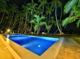 Arhimser Villa-superb 4 bedroom beachfront BB for 8 in Ranna, Tangalle, pool, free pick up for stays of 7 days or more, superb location, fully serviced, country house in Tangalle