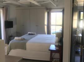Comfortable Room with Large en suite Bathroom: Franschhoek şehrinde bir daire