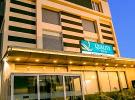 Quality Inn Ramachandra，維沙卡帕特南的有停車位的飯店