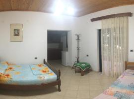 Romeo’s Guest House 2, homestay in Piqeras