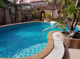 Mai Thai Guest House, hotel with pools in Khon Kaen