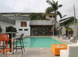 Stanislas Maison d'hotes: Abican şehrinde bir havuzlu otel