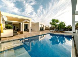 Casa Chani with heated pool in El Roque, holiday home in Cotillo