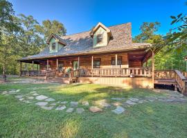 Broken Bow Retreat on 2 Acres w/ Hot Tub & Deck!, hotel a Broken Bow