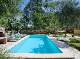 Peaceful Holiday Home in Umag with Swimming Pool, villa in Umag