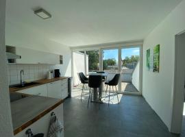 Wohnung mit 2 Einzelzimmer gemeinsamer Küchen/Bad/Balkon-Nutzung, hotel in Espelkamp