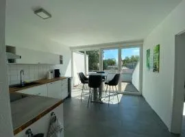 Wohnung mit 2 Einzelzimmer gemeinsamer Küchen/Bad/Balkon-Nutzung