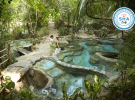 Wareerak Hot Spring & Wellness- SHA Extra Plus, hotel perto de Saline Hot Spring Khlong Thom, Khlong Thom