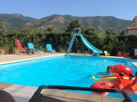 Chalet zen, hotel with jacuzzis in Peri