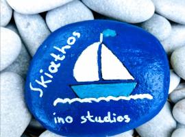 Ιno Skiathos、スキアトスタウンのホテル