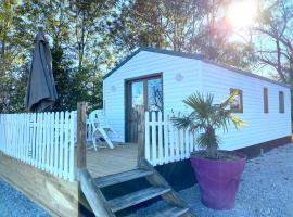 La Maison Blanche, glamping site in Courlans