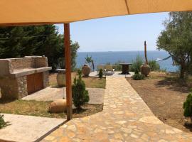 Seafront Studio with direct beach access, cheap hotel in Koroni