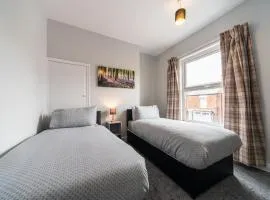 3 Bedroom Hull Sleeps 6 Glam Contractor & Leisure & Families Close to Clough Rd