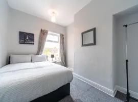 3 Bedroom Hull Sleeps 6 Glam Contractor & Leisure & Families Close to Clough Rd