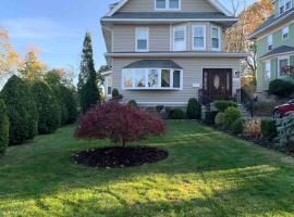 Historical Neighborhood Home, hotel cerca de Iona College, New Rochelle