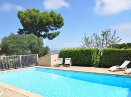 Villa with private pool and lake view, hôtel avec piscine à Narbonne
